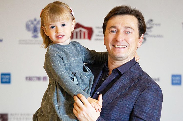Сергей Безруков пришел на фестиваль с дочерью