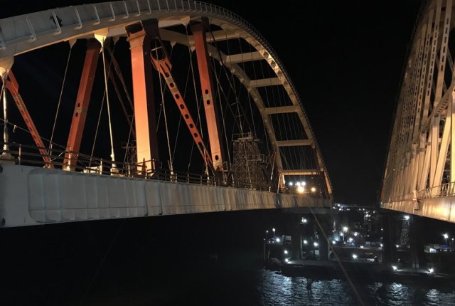 Арку Крымского моста поставили на фарватерные опоры 2