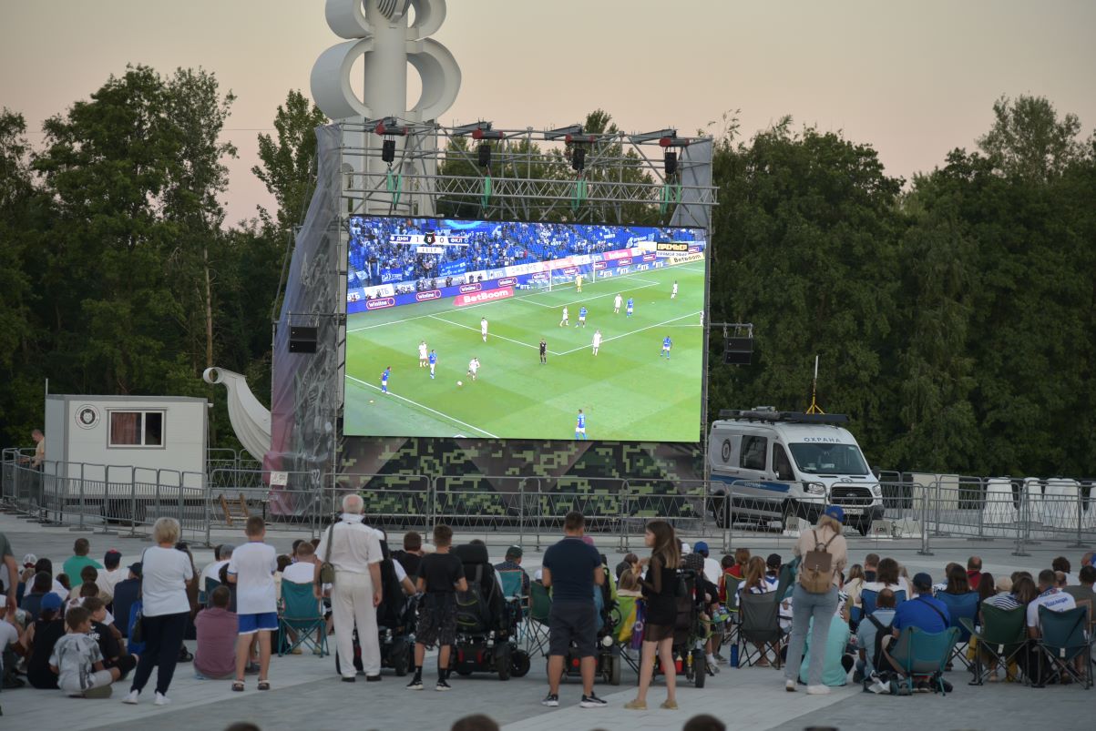 «Факел» ещё покажет характер»: как прошла первая футбольная трансляция на большом экране в Воронеже