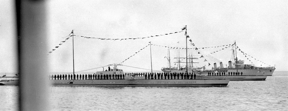 ​Подводные лодки Ryś (на переднем плане) и Żbik на своём первом морском параде. Гдыня, День моря 31 июля 1932 года nac.gov.pl - Первым всегда трудно | Warspot.ru