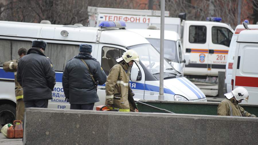 Сотрудники спасательных служб у станции метро «Лубянка», где произошел взрыв. 30 марта 2010 года