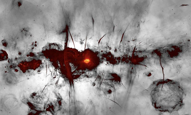 В центре галактики увидели нити, похожие на тоннели между звездами. Их длина сотни световых лет, но объекты не замечали Культура