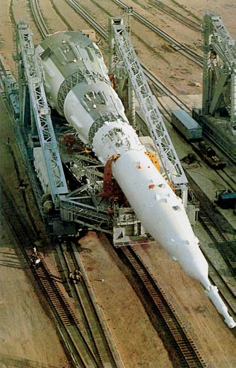 ​Первая лётная ракета-носитель Н-1 №3Л на космодроме Байконур. Фотография из архива РКК «Энергия». - На Луну к 50-летию Октября | Warspot.ru