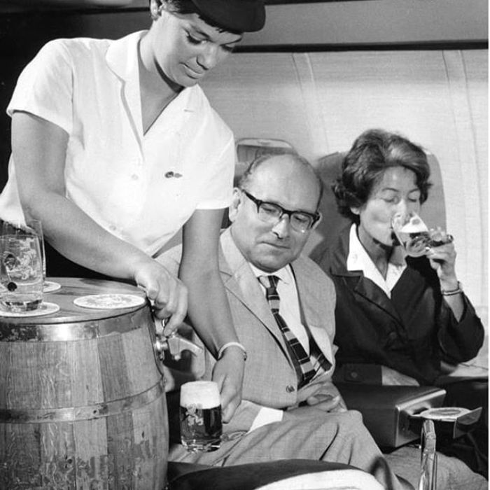Когда-то бочковое пиво в самолетах было нормой. /Фото: wopita.com