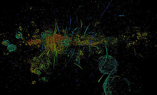 В центре галактики увидели нити, похожие на тоннели между звездами. Их длина сотни световых лет, но объекты не замечали