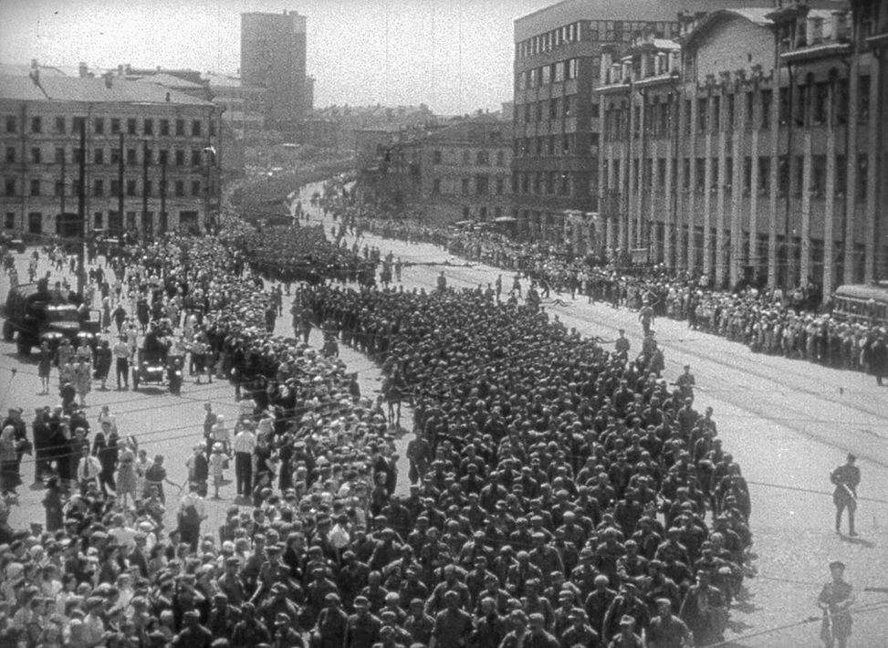 Более 57 000 пленных немцев прошли по улицам Москвы 17 июля 1944 года. 