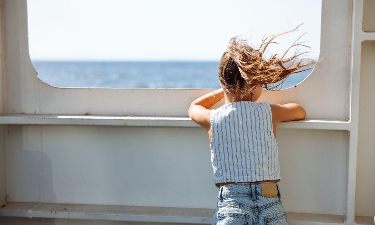 Бесплатное питание и детский сад на борту: как родители растят двухлетнюю дочь на круизном лайнере