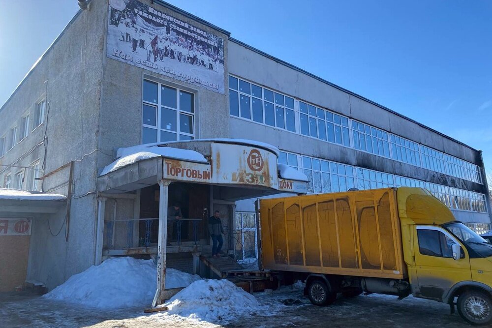 Сегодня корпуса выглядят как торгово-офисный центр - здесь автосервис, швейные цеха, склады ретейлеров. / Фото: Екатерина Свинова