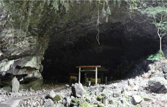 Пещера-грот Ама-но-Ивато, в котором пряталась богиня