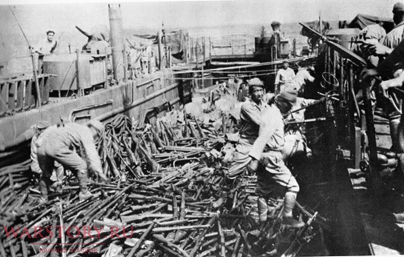 Американцы особо не заморачивались - на фото пленные солдаты 58-й армии Японии сбрасывают винтовки Arisaka Type 38 с десантного корабля ВМС США в Тихий океан возле острова Сайшуто