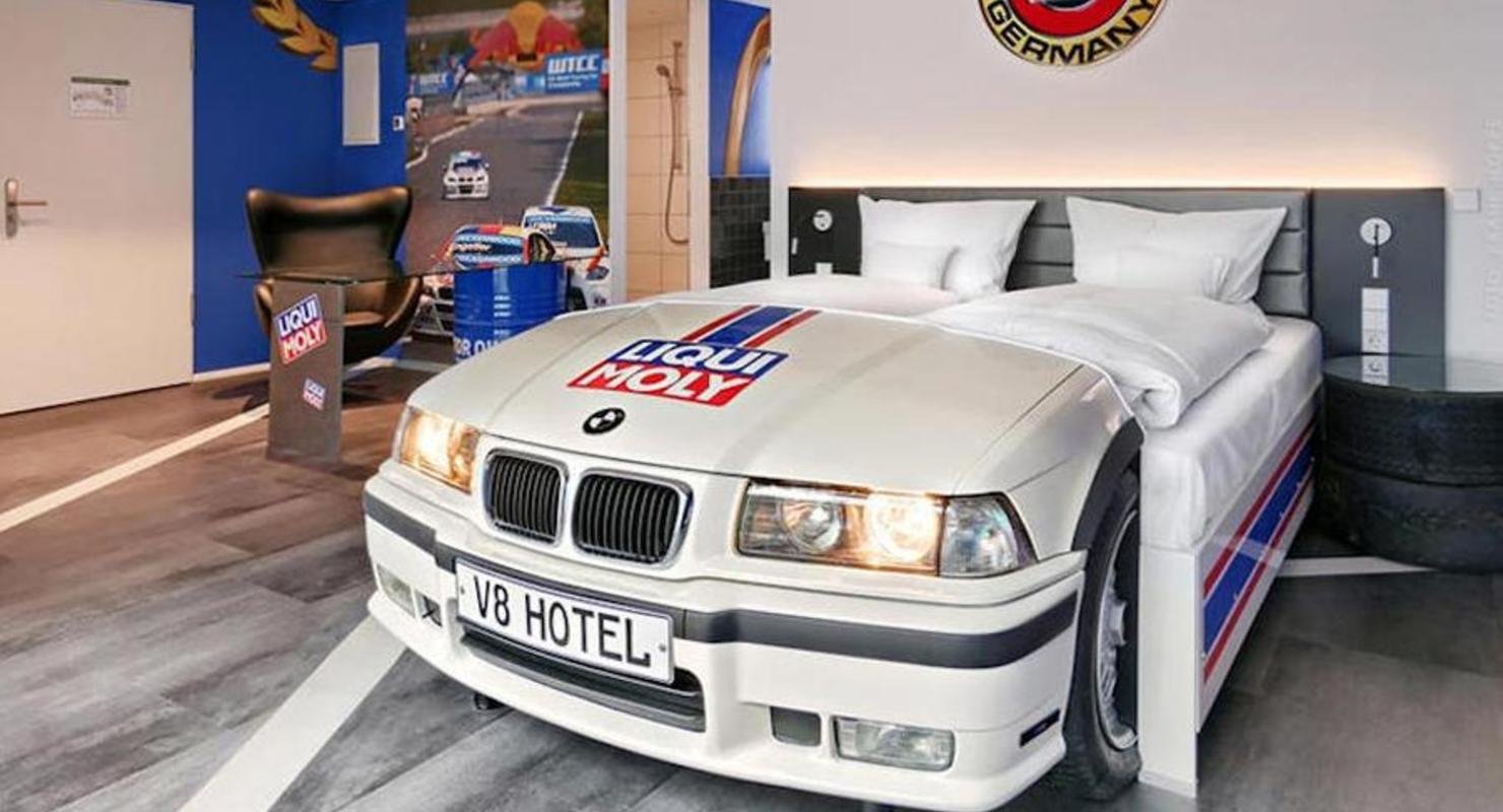 Отель V8, кровати в котором сделаны из настоящих автомобилей