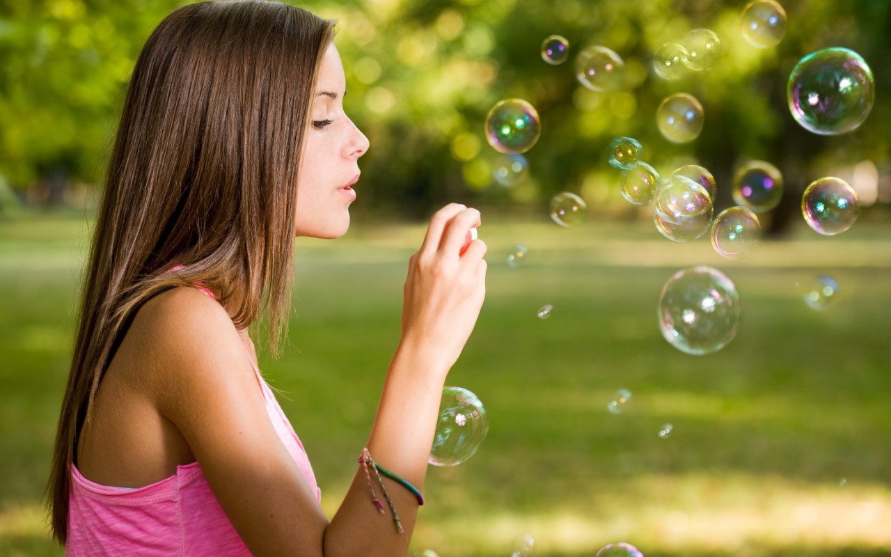 милая девочка с мыльными пузырями бесплатно