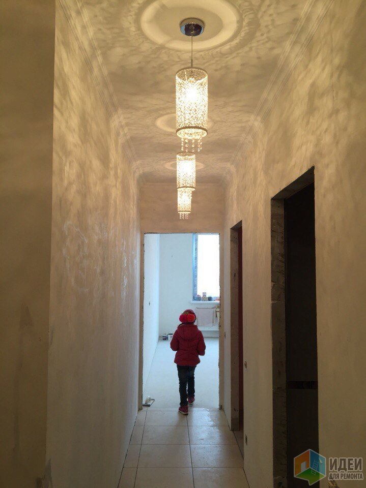 Светильники в коридоре, пока без обоев.