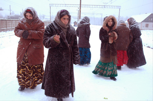 26/11/05 St.Petersburg region, st.Peri the gipsies on platform.