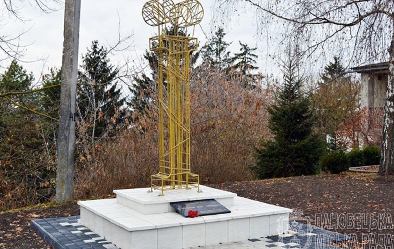 В Украине открыли памятник букве 