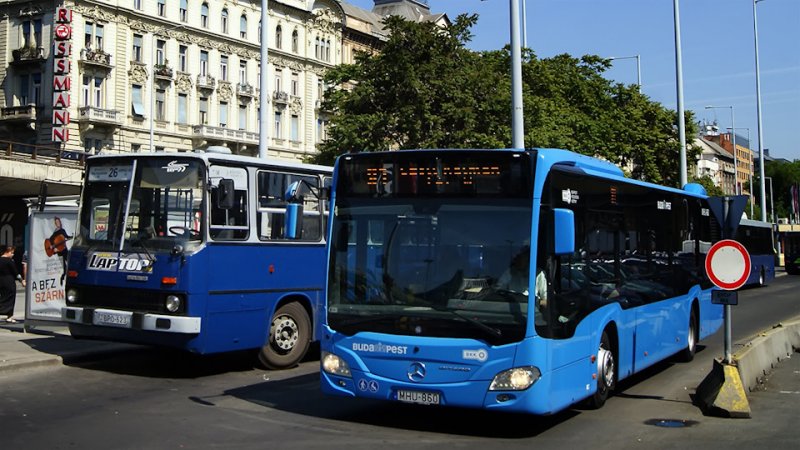 Впрочем, нельзя сказать, что они уходят без достойной замены…) автобус, будапешт, венгрия, икарус, общественный транспорт