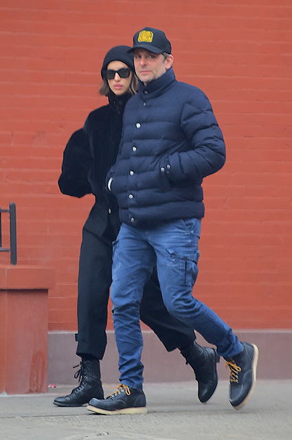 Стильный casual: Ирина Шейк и Брэдли Купер на прогулке в Нью-Йорке звездные пары