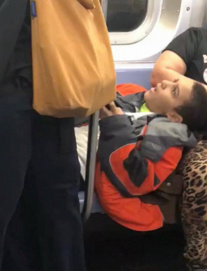 Мальчик отказался убирать ноги с сиденья в вагоне метро, но пассажир не растерялся Мальчик отказался убирать ноги с сиденья в вагоне метро, но пассажир не растерялся истории из жизни