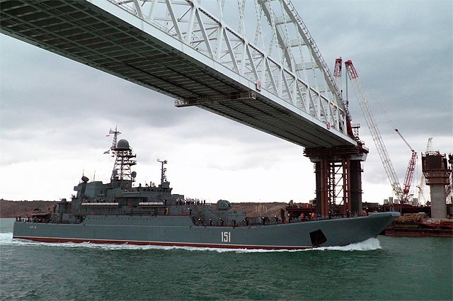 Большой десантный корабль Черноморского флота «Азов» выполняет переход по Керченскому проливу.