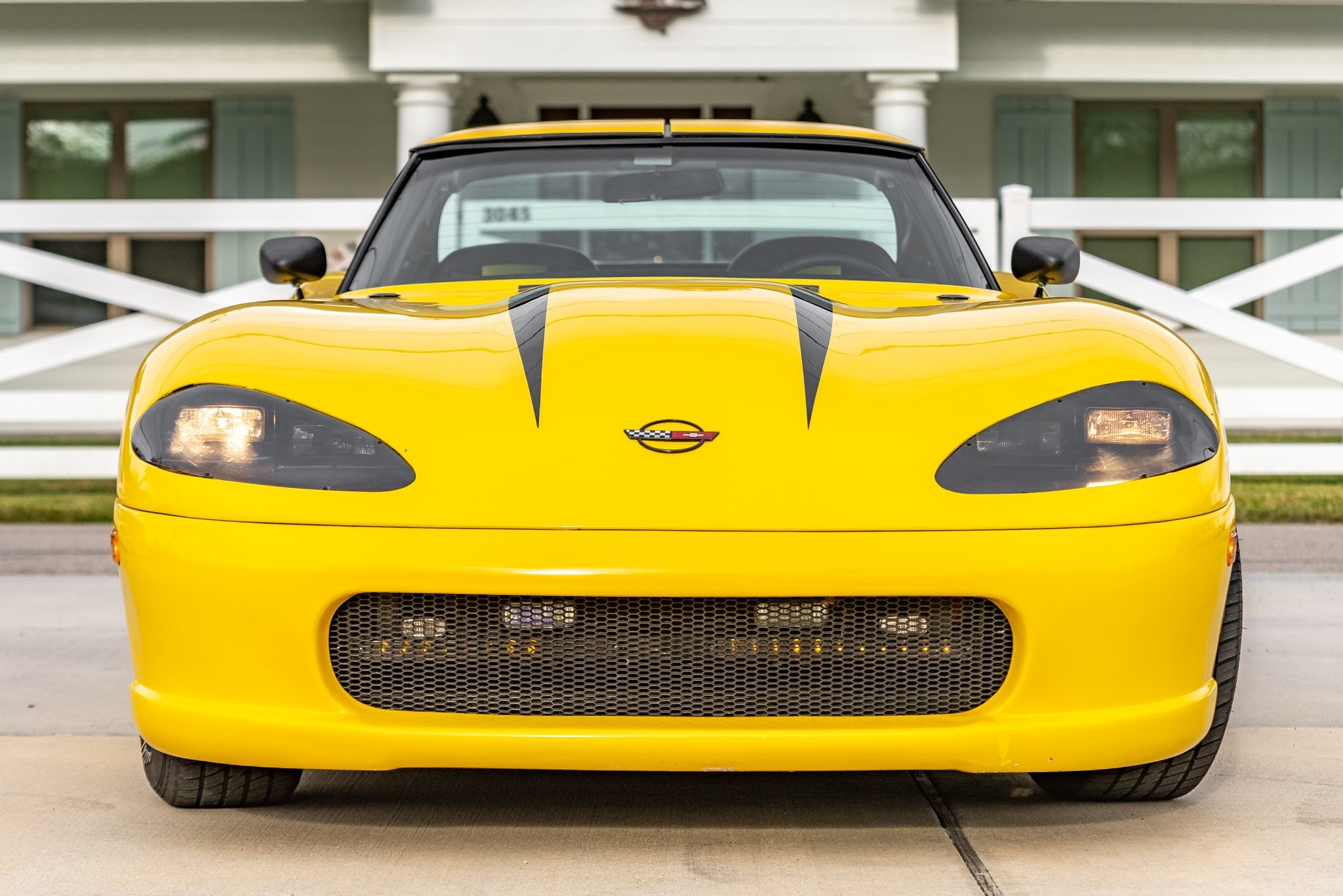 Модифицированный Chevrolet Corvette с внешностью Dodge Viper