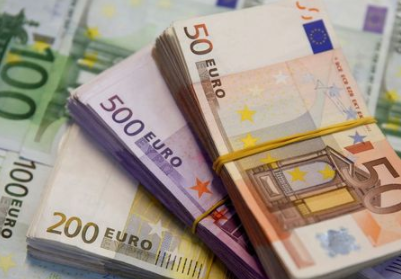 FILE PHOTO: A picture illustration shows Euro banknotes in Zenica, January 26, 2015. REUTERS/Dado Ruvic//File Photo