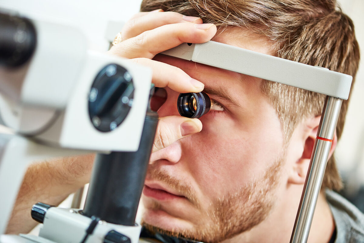 Врач Мигородская: внезапная потеря зрения может говорить об отслойке сетчатки