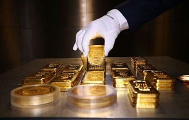 FILE PHOTO: Gold bars and coins are stacked in the safe deposit boxes room of the Pro Aurum gold house in Munich, Germany, August 14, 2019. REUTERS/Michael Dalder/File photo 