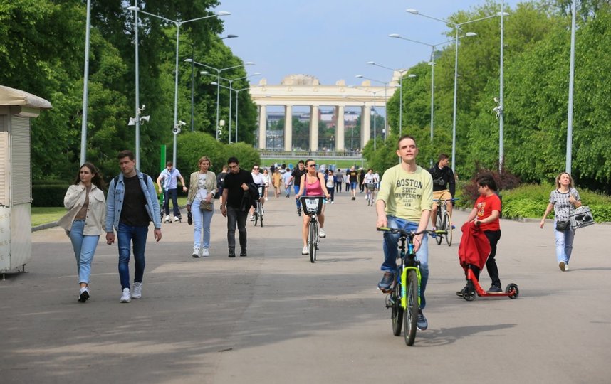 Москвичи вышли на прогулку как на праздник