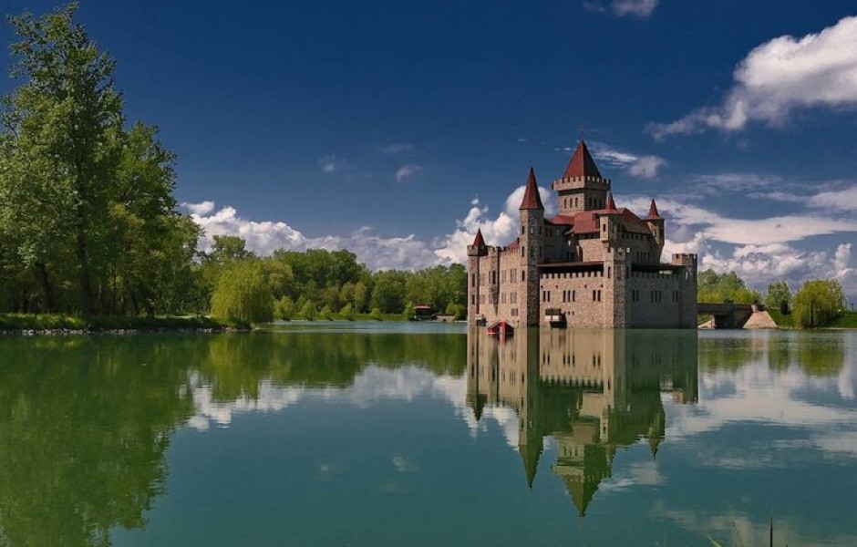 Шато-Эркен: как в России появился замок посреди озера