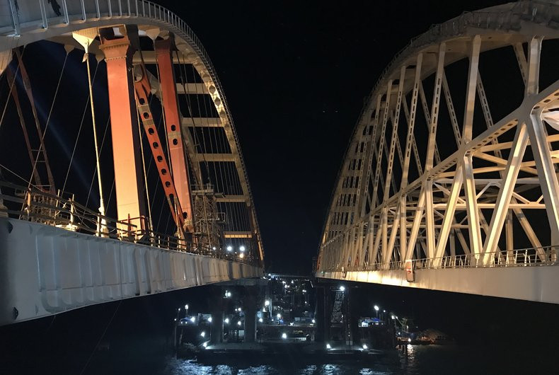 Арку Крымского моста поставили на фарватерные опоры