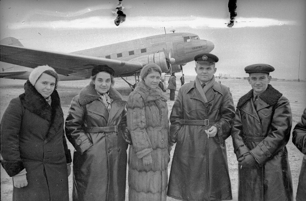 На аэродроме. Евгений Халдей, октябрь 1938 года, Киргизская ССР, МАММ/МДФ.