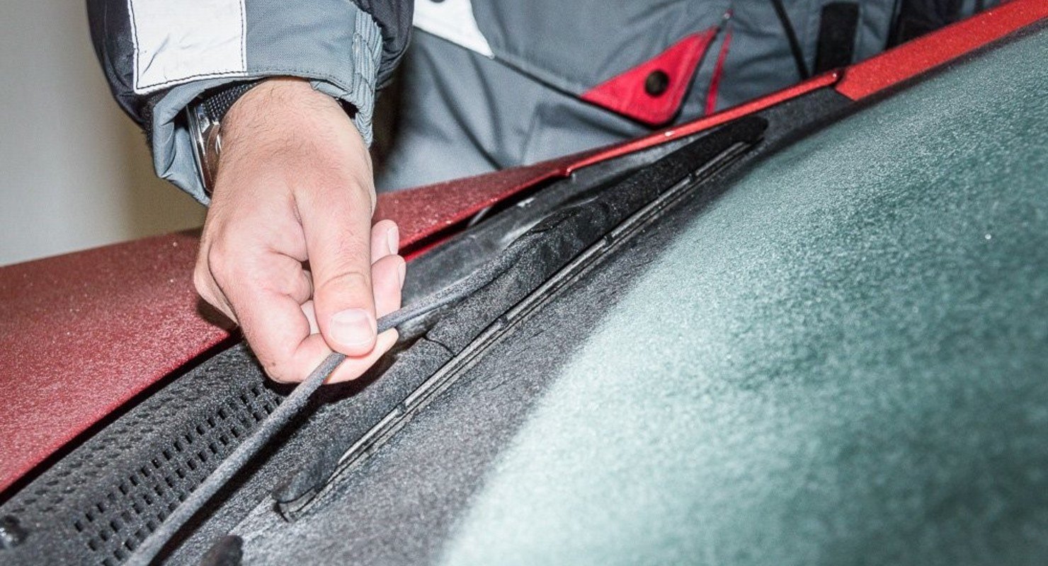 Примерзание стеклоочистителей к лобовому стеклу — решение проблемы