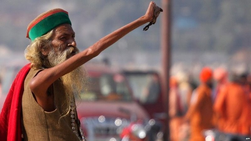 Во имя мира на Земле и бога: индус держит поднятую руку 45 лет Амар Бхарати, в мире, земля, индийский садху, история, люди, рука