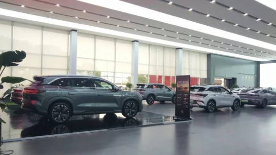 запасы машин растут, BYD сокращает смены и замедляет производство