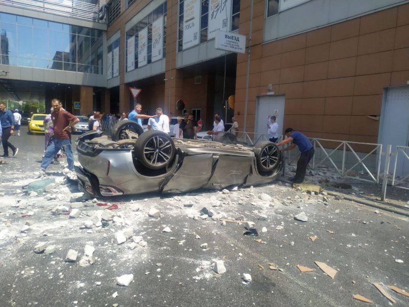 “Вот что там произошло”, – друг водителя, BMW которого упало с парковки, рассказал о возможной причине аварии