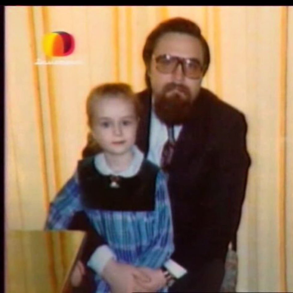 День отца: российские знаменитости показали редкие фото из личных архивов