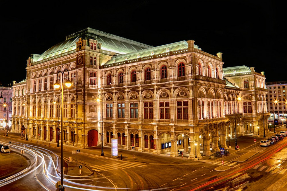 Оперный театр – гордость и достояние любого города.-18