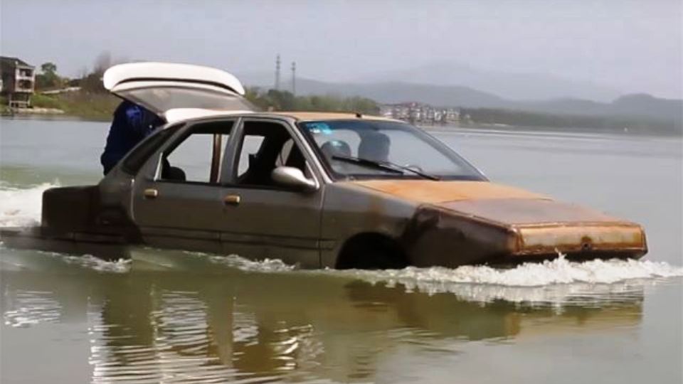 Китаец построил машину-амфибию для спасения от наводнений