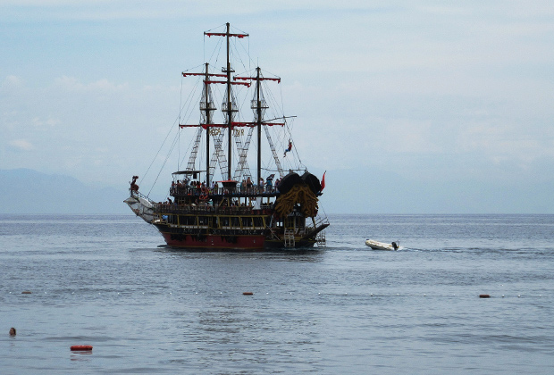 Если вы устали от шведского стола и пляжа, можете покататься на «пиратском» кораблике 