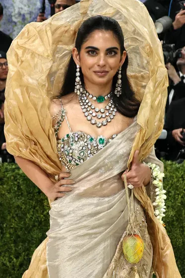 Дочь самого богатого человека Индии вышла на Met Gala в украшениях на 1800 карат и с манго в 