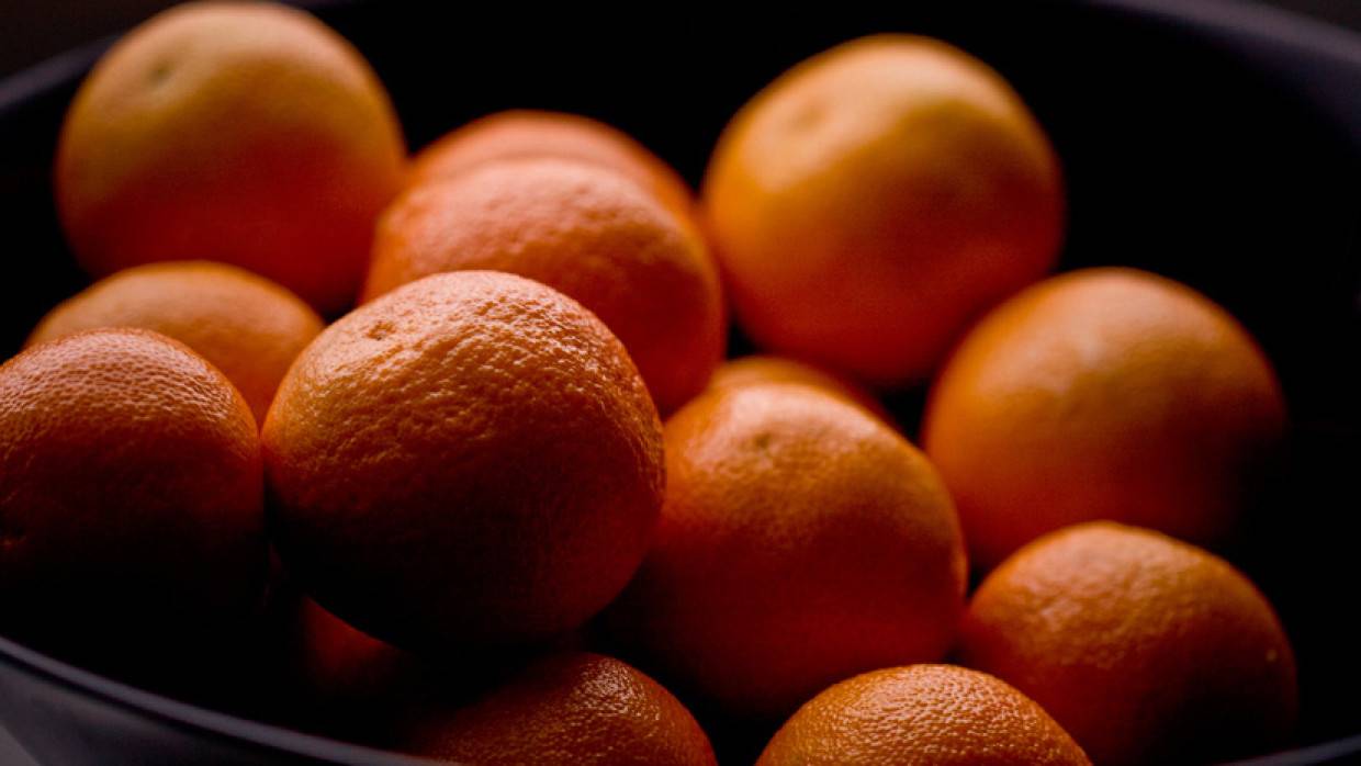 Употребление апельсинов. Турецкие мандарины. Мандарин на черном фоне. Импорт апельсинов. Апельсин целый.