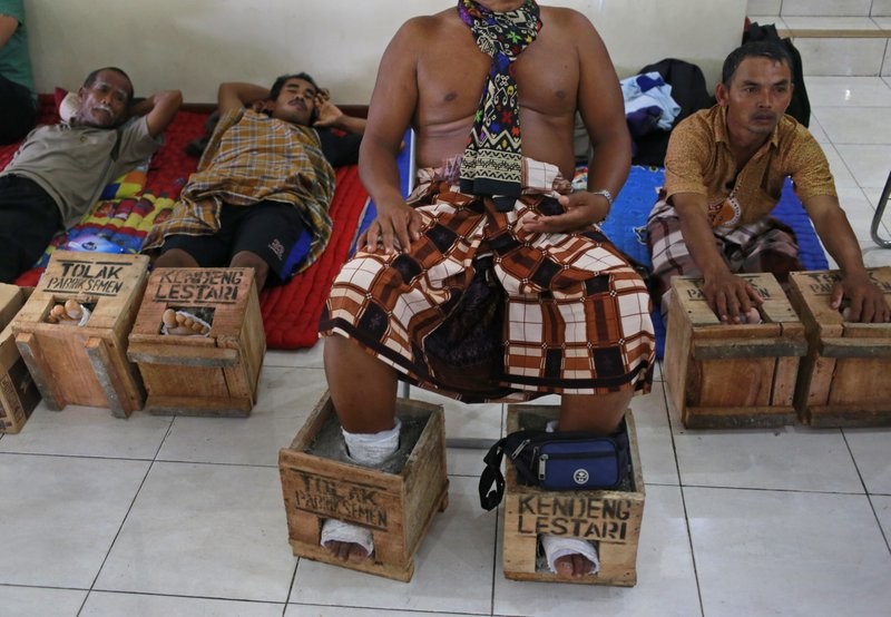 Индонезийские фермеры зацементировали себе ноги забастовка, ноги, фермеры, цемент