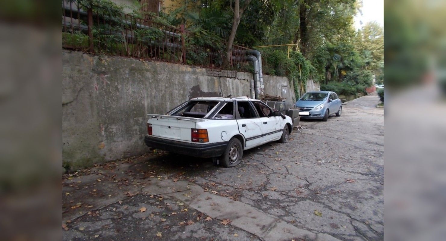 Брошенный автомобиль во дворе