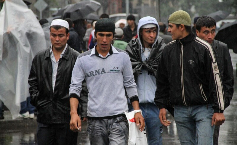 "Не мычат и не телятся", - с возмущением говорят узбекские гастарбайтеры, сетующие на отсутствие должного уважения, со стороны российских работодателей, и властей.