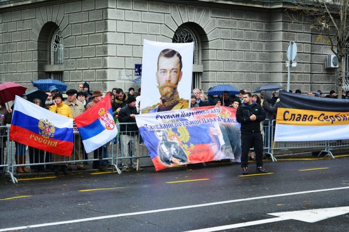 В день открытия памятника Николаю II в Белграде люди встречали Святейшего Патриарха Московского и всея Руси Кирилла, держа в руках портреты царя-спасителя и приветственные лозунги./Фото: riss.ru