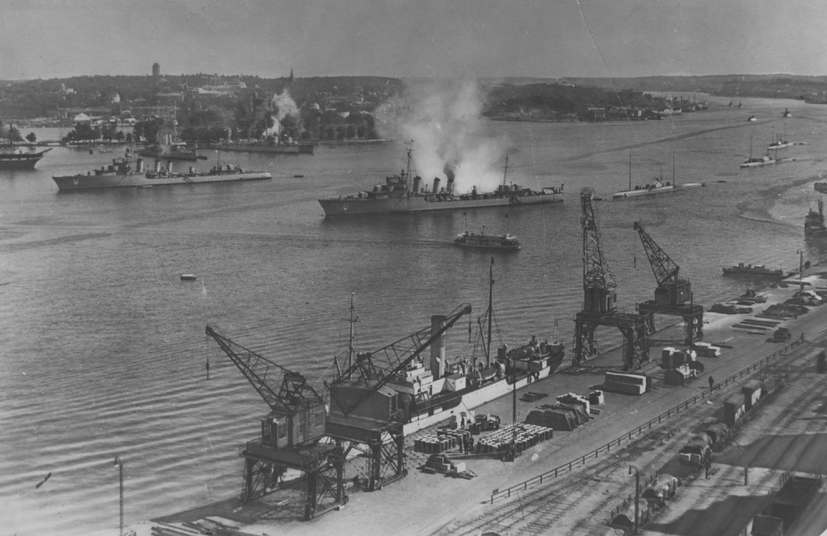 ​Все три подводных минзага типа Wilk совместно с эсминцами Burza и Wicher заходят в гавань Стокгольма, август 1932 года nac.gov.pl - Первым всегда трудно | Warspot.ru