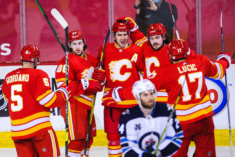 виннипег калгари талисманы. хоккей нхл. Calgary flames. виннипег нью йорк рейнджерс. канада хоккей.