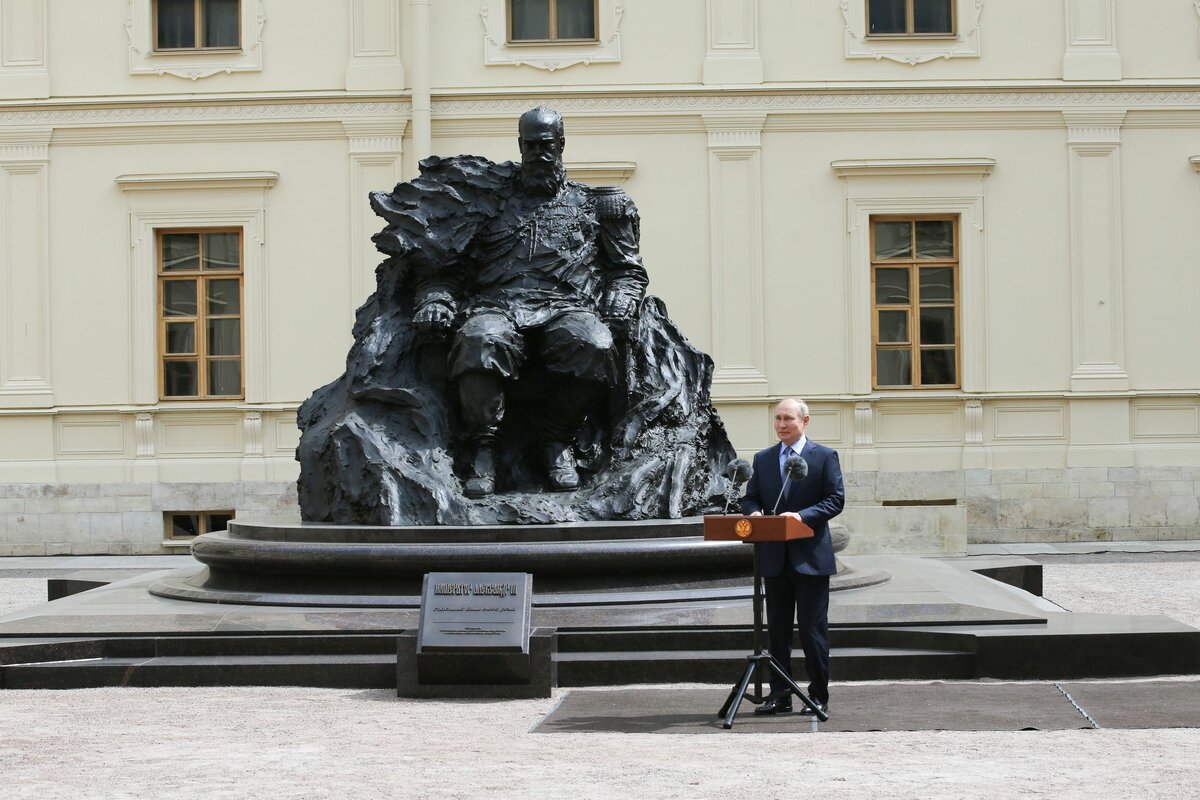 Памятник Александру III В Гатчине