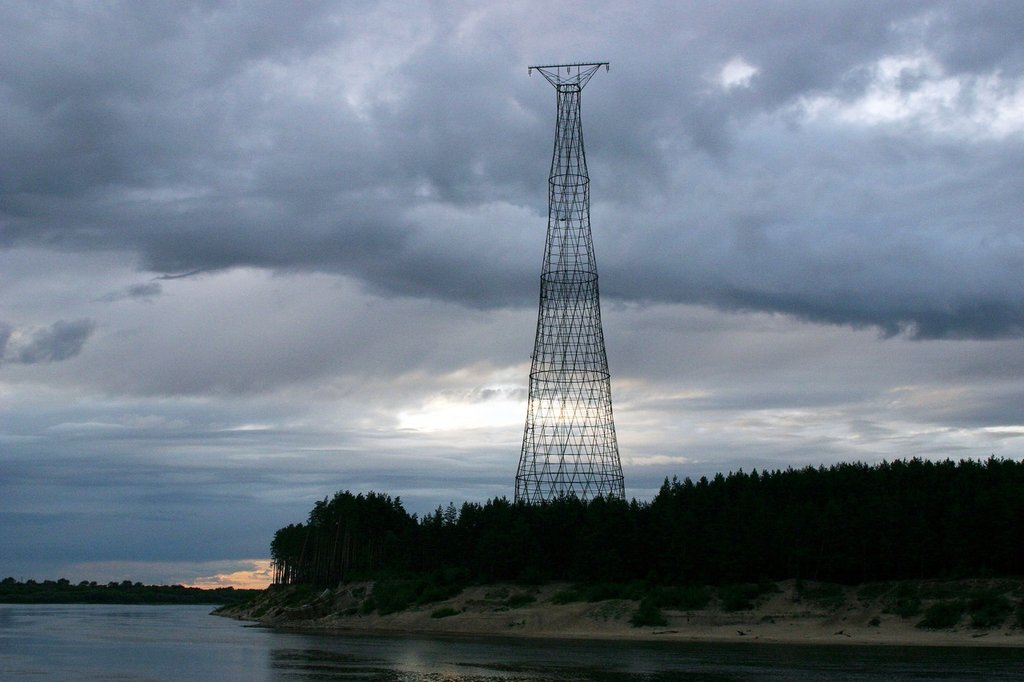 Башня линии электропередач на берегу р.Оки в районе г.Дзержинска