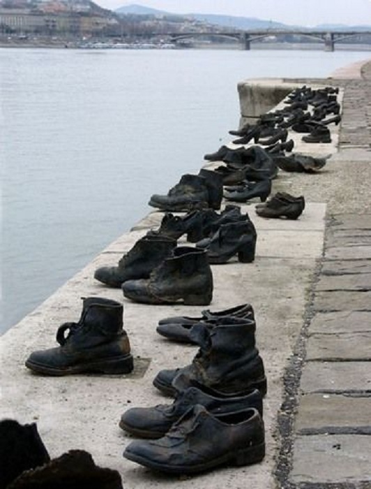 Обувь в искусстве: От изношенных башмаков Ван Гога и сапог Сталина до изящной женской туфельки с шедевром Боттичелли на стельке Обувь в искусстве: От изношенных башмаков Ван Гога и сапог Сталина до изящной женской туфельки с шедевром Боттичелли на стельке